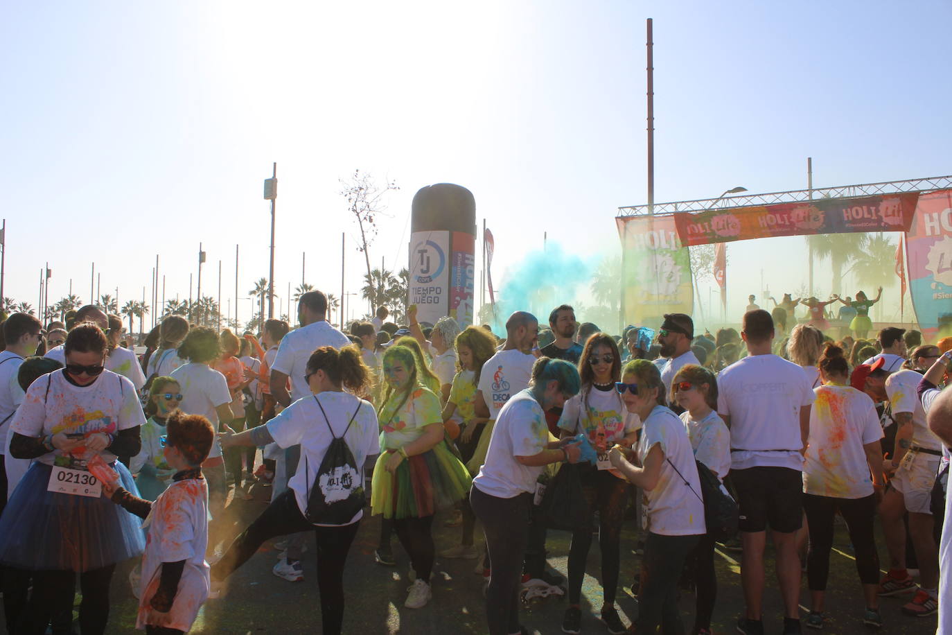 La Holi Life, una de las carreras más desenfadadas del calendario de carreras populares, ha teñido de color el Recinto Ferial de Almería, donde centenares de almerienses han disfrutado de una jornada lúdica y deportiva. 