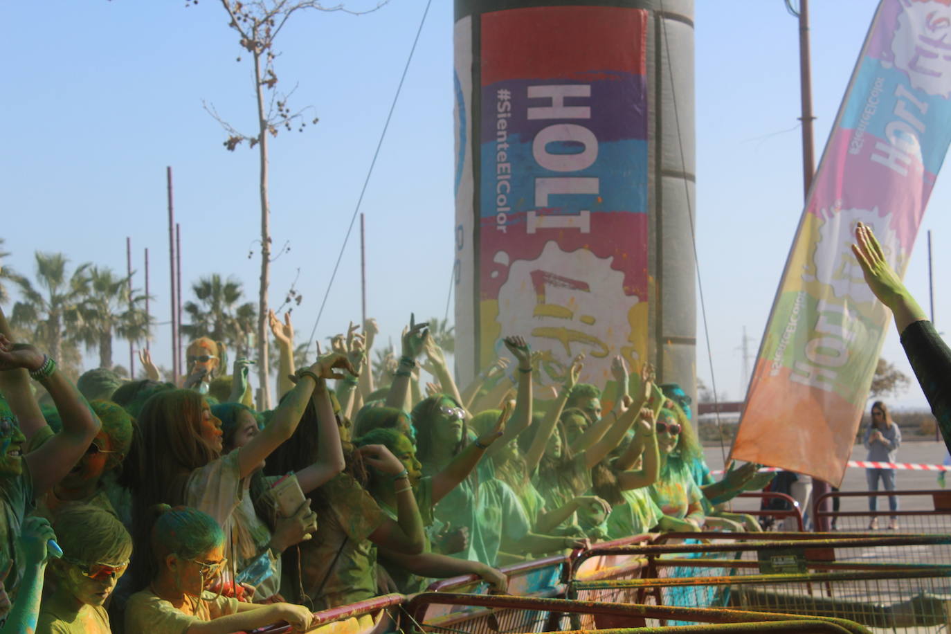 La Holi Life, una de las carreras más desenfadadas del calendario de carreras populares, ha teñido de color el Recinto Ferial de Almería, donde centenares de almerienses han disfrutado de una jornada lúdica y deportiva. 