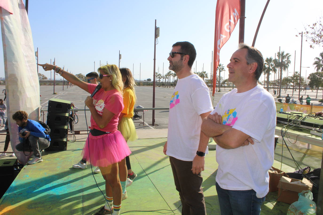 La Holi Life, una de las carreras más desenfadadas del calendario de carreras populares, ha teñido de color el Recinto Ferial de Almería, donde centenares de almerienses han disfrutado de una jornada lúdica y deportiva. 