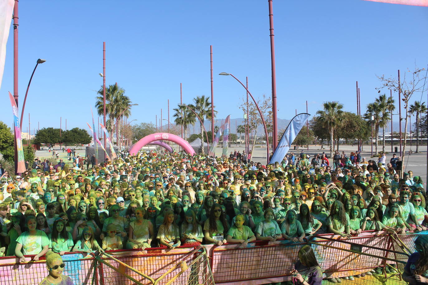 La Holi Life, una de las carreras más desenfadadas del calendario de carreras populares, ha teñido de color el Recinto Ferial de Almería, donde centenares de almerienses han disfrutado de una jornada lúdica y deportiva. 