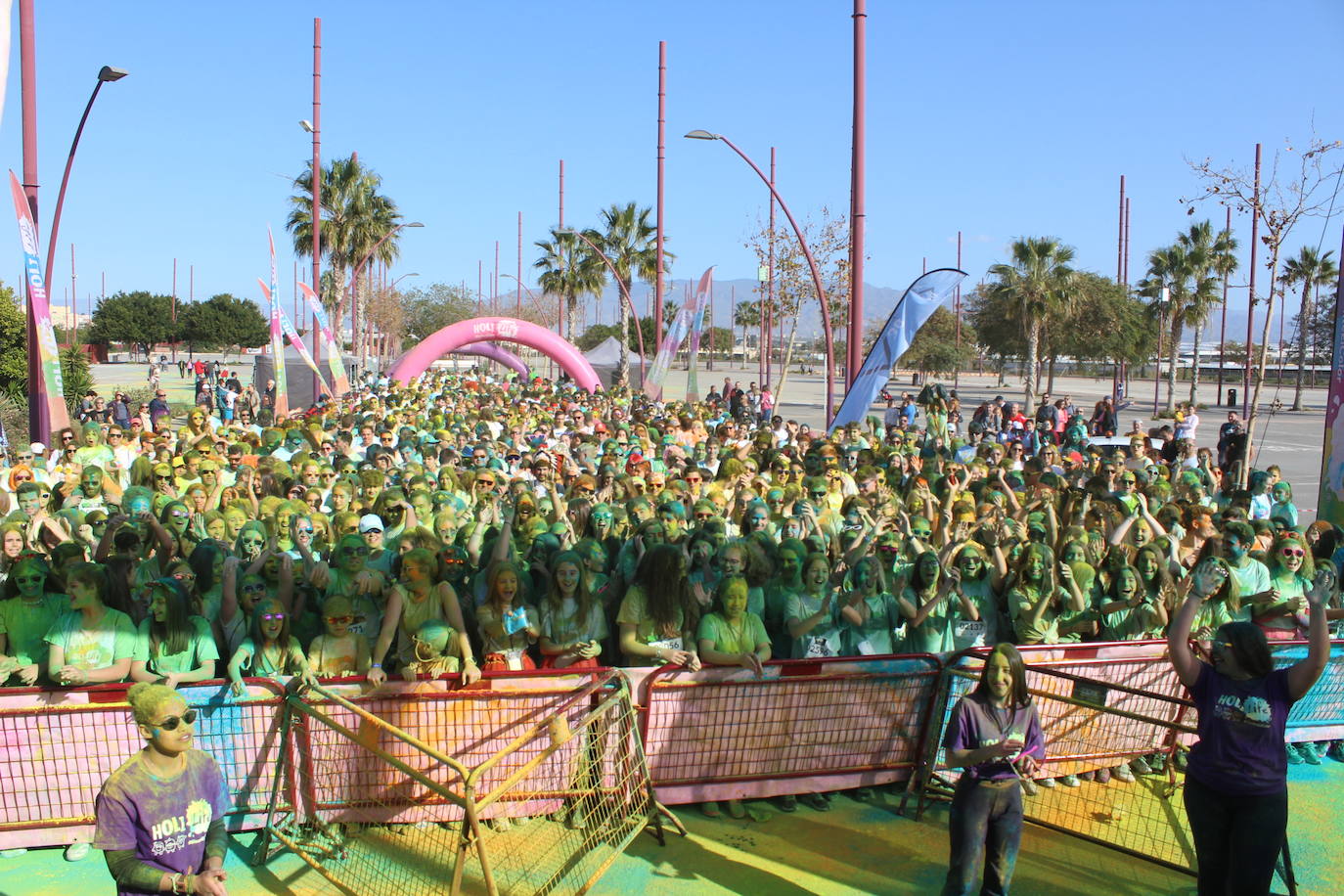 La Holi Life, una de las carreras más desenfadadas del calendario de carreras populares, ha teñido de color el Recinto Ferial de Almería, donde centenares de almerienses han disfrutado de una jornada lúdica y deportiva. 