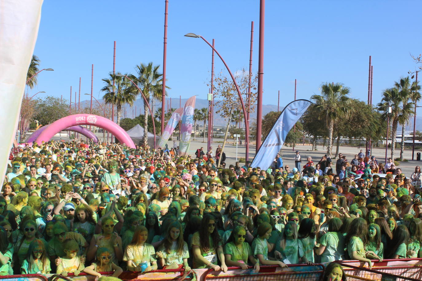 La Holi Life, una de las carreras más desenfadadas del calendario de carreras populares, ha teñido de color el Recinto Ferial de Almería, donde centenares de almerienses han disfrutado de una jornada lúdica y deportiva. 