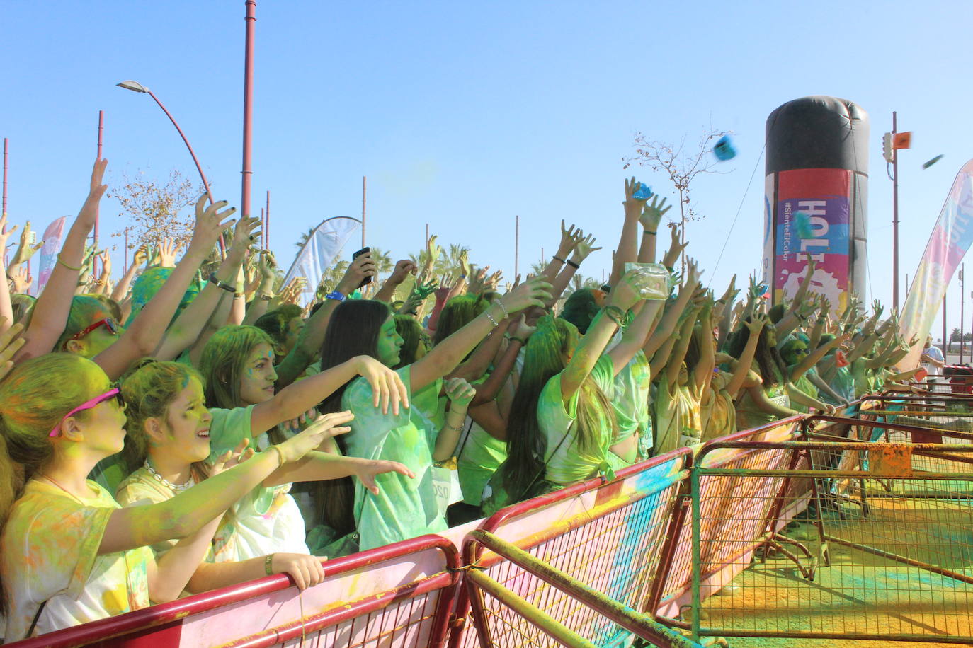 La Holi Life, una de las carreras más desenfadadas del calendario de carreras populares, ha teñido de color el Recinto Ferial de Almería, donde centenares de almerienses han disfrutado de una jornada lúdica y deportiva. 