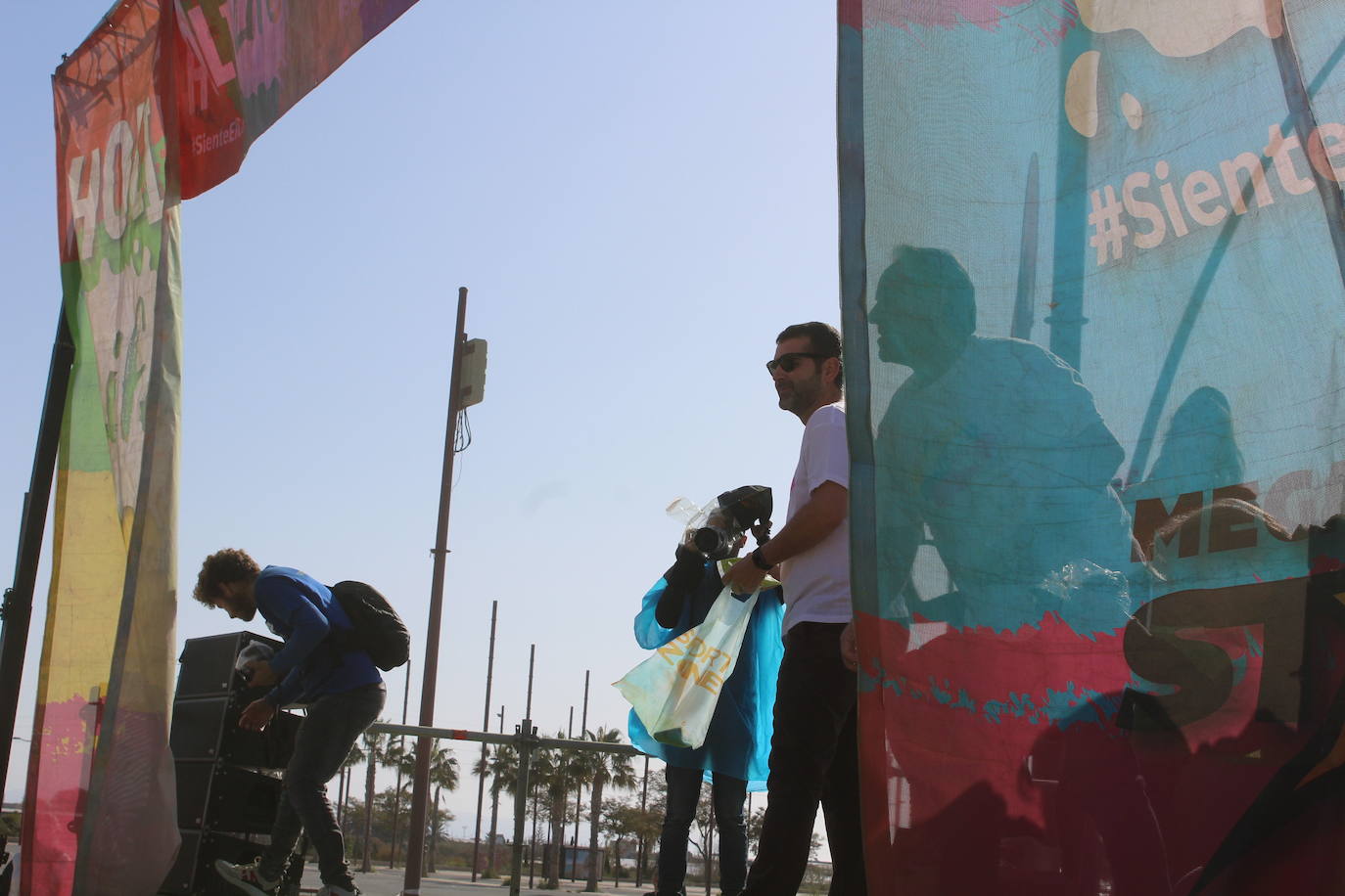 La Holi Life, una de las carreras más desenfadadas del calendario de carreras populares, ha teñido de color el Recinto Ferial de Almería, donde centenares de almerienses han disfrutado de una jornada lúdica y deportiva. 