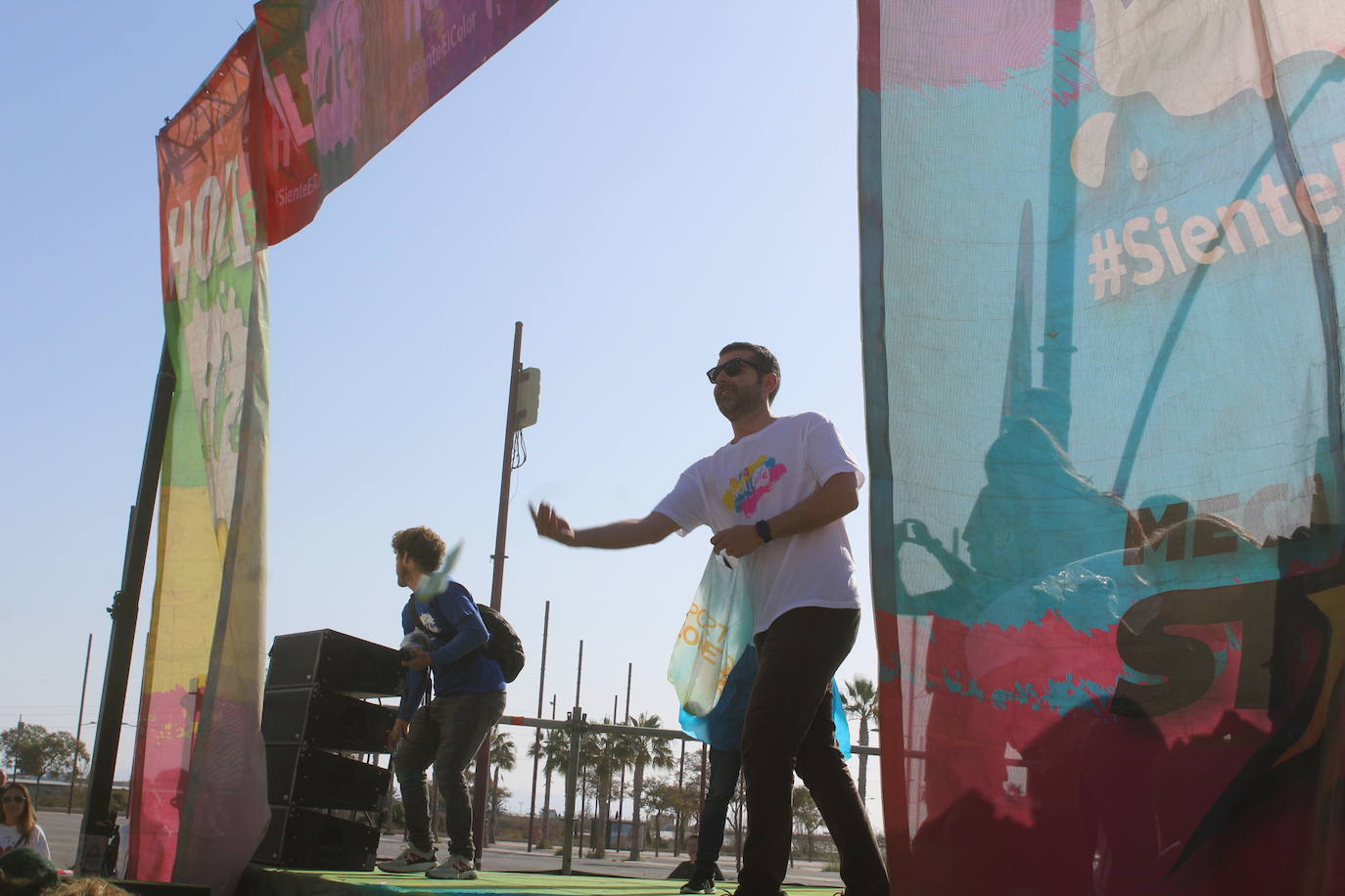 La Holi Life, una de las carreras más desenfadadas del calendario de carreras populares, ha teñido de color el Recinto Ferial de Almería, donde centenares de almerienses han disfrutado de una jornada lúdica y deportiva. 