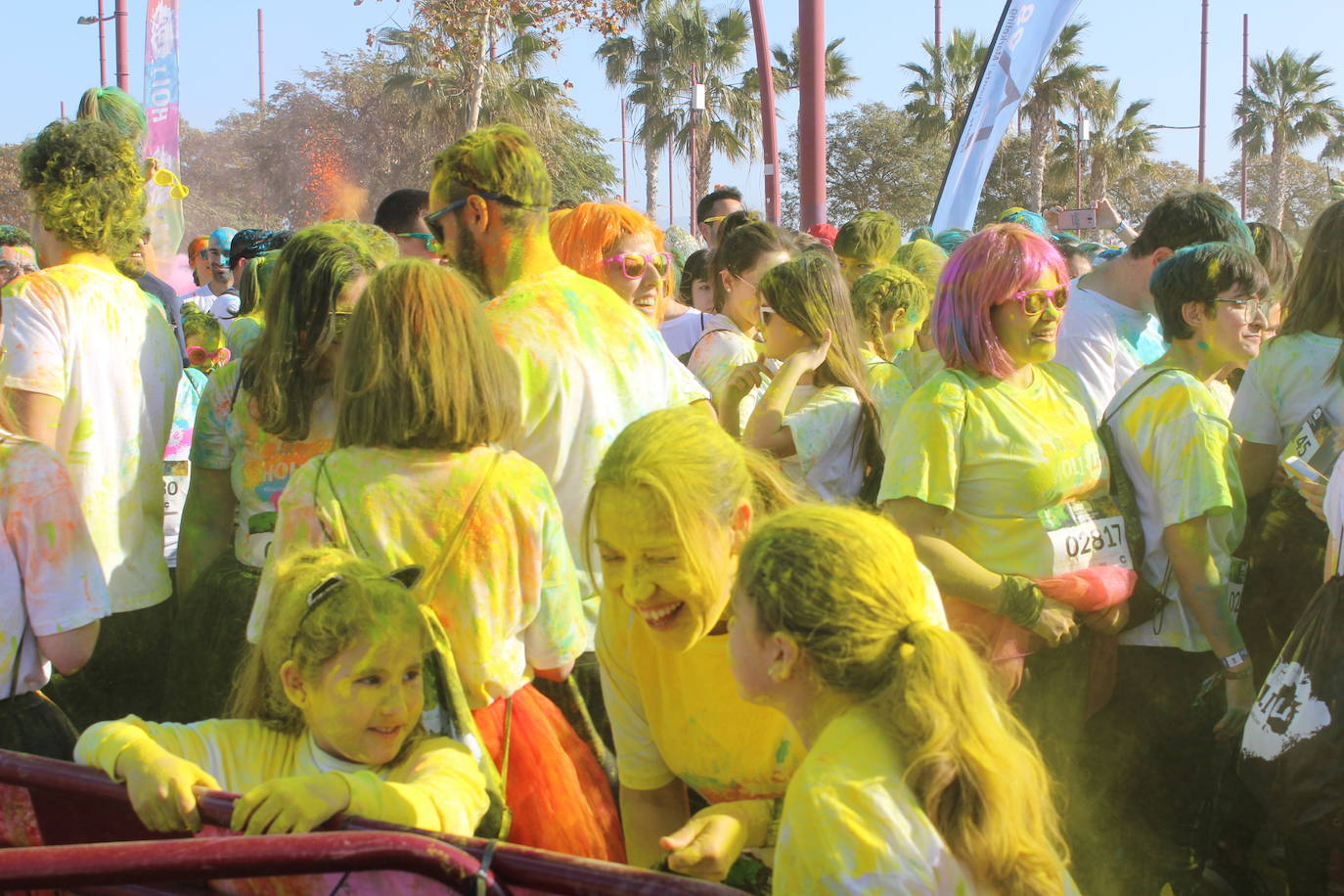 La Holi Life, una de las carreras más desenfadadas del calendario de carreras populares, ha teñido de color el Recinto Ferial de Almería, donde centenares de almerienses han disfrutado de una jornada lúdica y deportiva. 