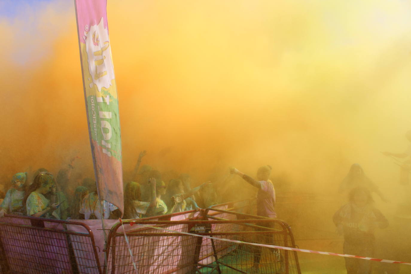 La Holi Life, una de las carreras más desenfadadas del calendario de carreras populares, ha teñido de color el Recinto Ferial de Almería, donde centenares de almerienses han disfrutado de una jornada lúdica y deportiva. 