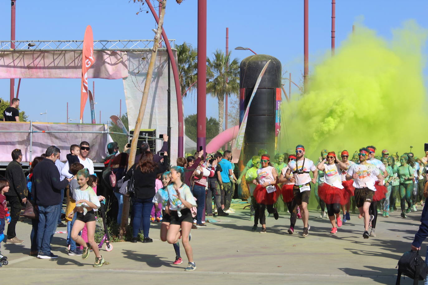 La Holi Life, una de las carreras más desenfadadas del calendario de carreras populares, ha teñido de color el Recinto Ferial de Almería, donde centenares de almerienses han disfrutado de una jornada lúdica y deportiva. 