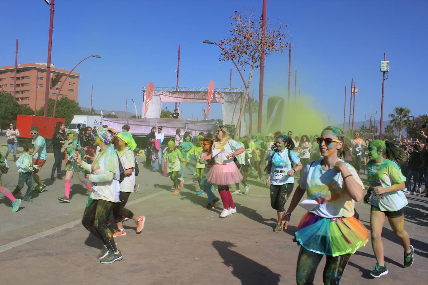 La Holi Life, una de las carreras más desenfadadas del calendario de carreras populares, ha teñido de color el Recinto Ferial de Almería, donde centenares de almerienses han disfrutado de una jornada lúdica y deportiva. 