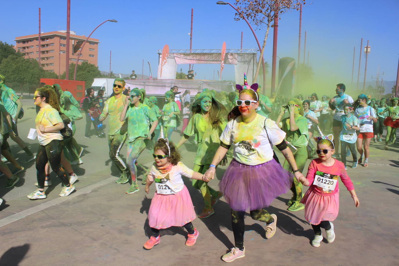 La Holi Life, una de las carreras más desenfadadas del calendario de carreras populares, ha teñido de color el Recinto Ferial de Almería, donde centenares de almerienses han disfrutado de una jornada lúdica y deportiva. 