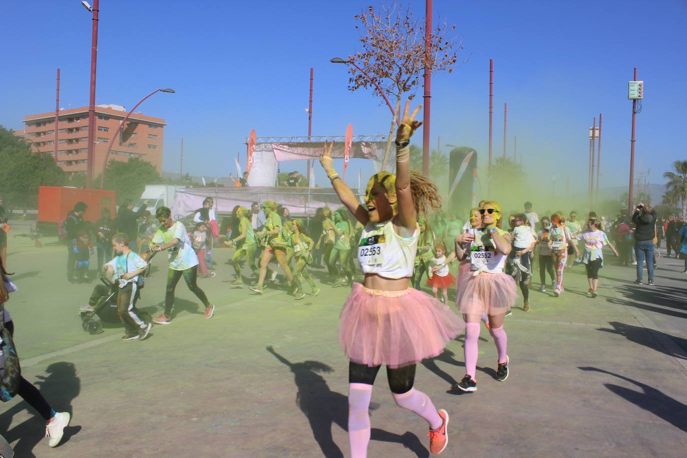 La Holi Life, una de las carreras más desenfadadas del calendario de carreras populares, ha teñido de color el Recinto Ferial de Almería, donde centenares de almerienses han disfrutado de una jornada lúdica y deportiva. 