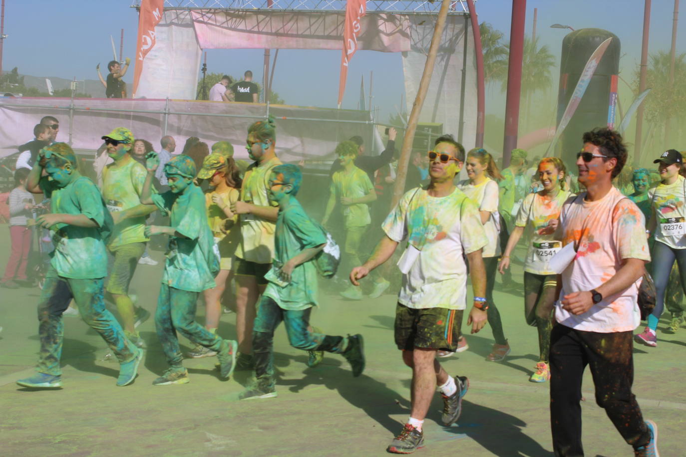 La Holi Life, una de las carreras más desenfadadas del calendario de carreras populares, ha teñido de color el Recinto Ferial de Almería, donde centenares de almerienses han disfrutado de una jornada lúdica y deportiva. 