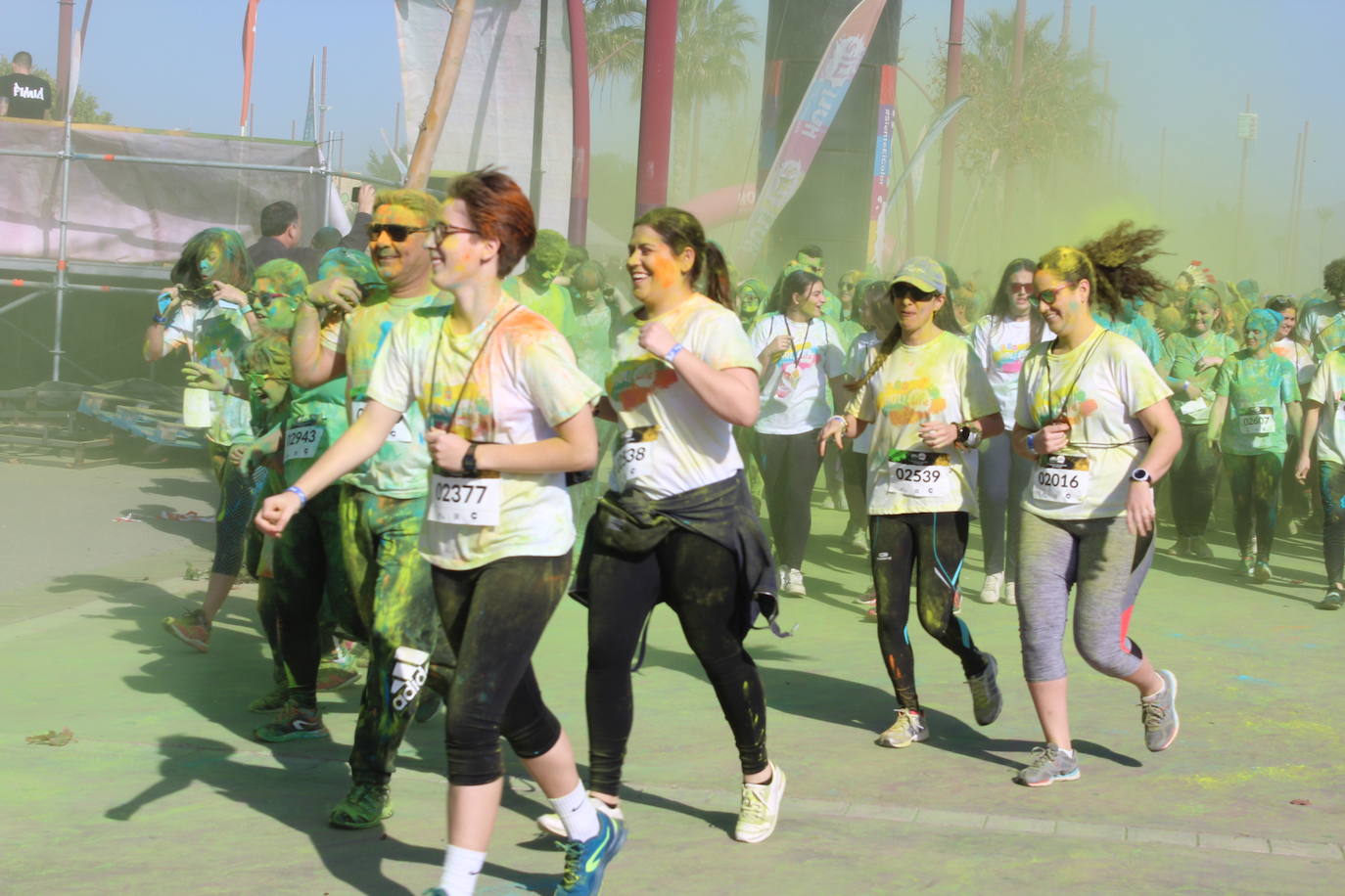 La Holi Life, una de las carreras más desenfadadas del calendario de carreras populares, ha teñido de color el Recinto Ferial de Almería, donde centenares de almerienses han disfrutado de una jornada lúdica y deportiva. 