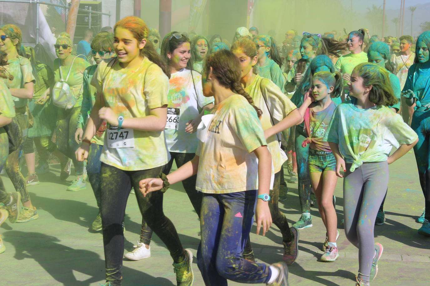 La Holi Life, una de las carreras más desenfadadas del calendario de carreras populares, ha teñido de color el Recinto Ferial de Almería, donde centenares de almerienses han disfrutado de una jornada lúdica y deportiva. 