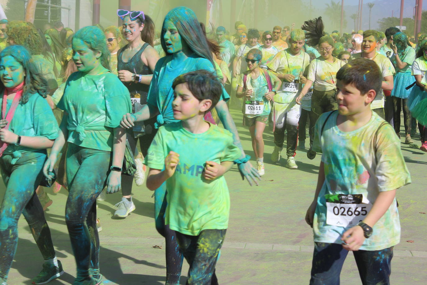 La Holi Life, una de las carreras más desenfadadas del calendario de carreras populares, ha teñido de color el Recinto Ferial de Almería, donde centenares de almerienses han disfrutado de una jornada lúdica y deportiva. 