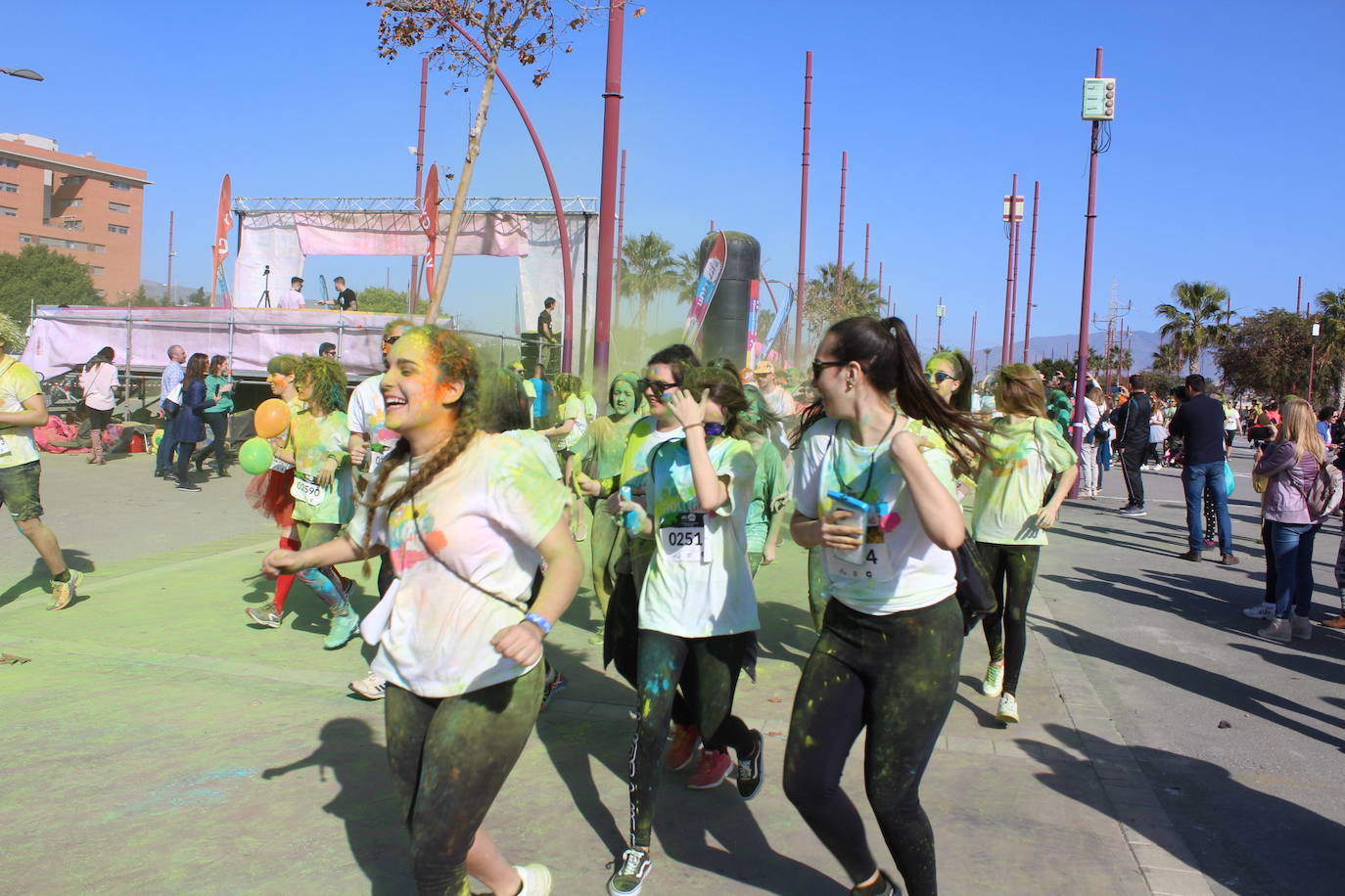 La Holi Life, una de las carreras más desenfadadas del calendario de carreras populares, ha teñido de color el Recinto Ferial de Almería, donde centenares de almerienses han disfrutado de una jornada lúdica y deportiva. 