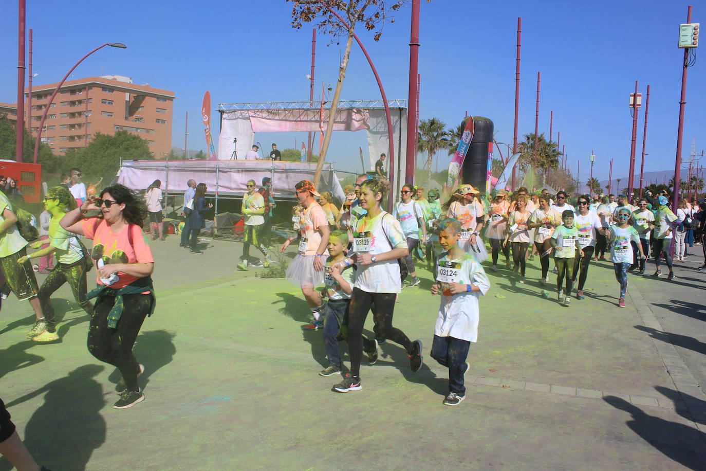 La Holi Life, una de las carreras más desenfadadas del calendario de carreras populares, ha teñido de color el Recinto Ferial de Almería, donde centenares de almerienses han disfrutado de una jornada lúdica y deportiva. 