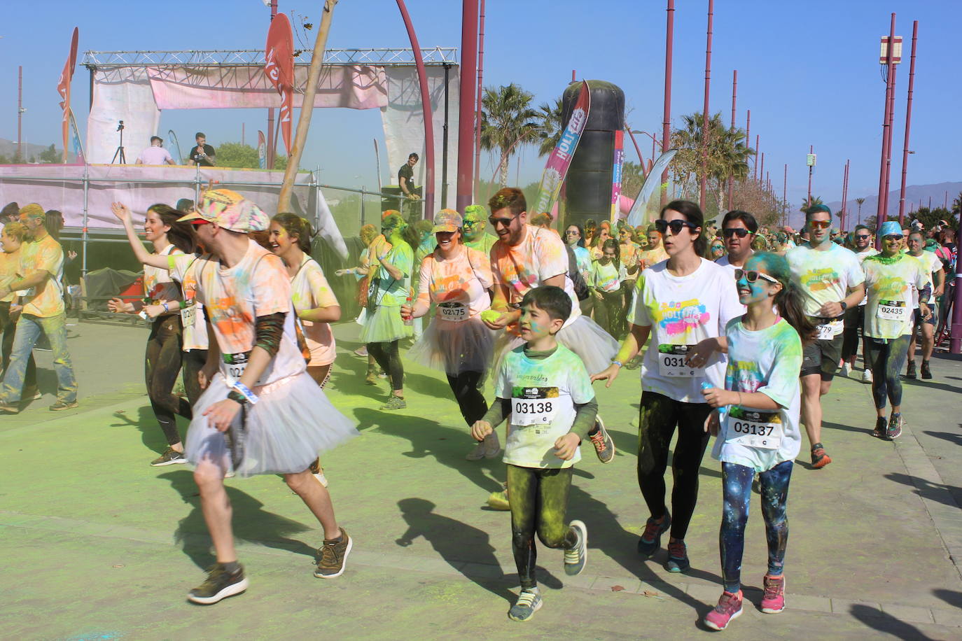 La Holi Life, una de las carreras más desenfadadas del calendario de carreras populares, ha teñido de color el Recinto Ferial de Almería, donde centenares de almerienses han disfrutado de una jornada lúdica y deportiva. 