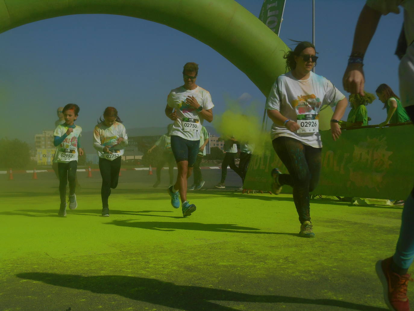 La Holi Life, una de las carreras más desenfadadas del calendario de carreras populares, ha teñido de color el Recinto Ferial de Almería, donde centenares de almerienses han disfrutado de una jornada lúdica y deportiva. 