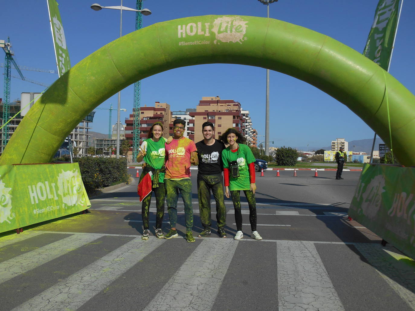 La Holi Life, una de las carreras más desenfadadas del calendario de carreras populares, ha teñido de color el Recinto Ferial de Almería, donde centenares de almerienses han disfrutado de una jornada lúdica y deportiva. 