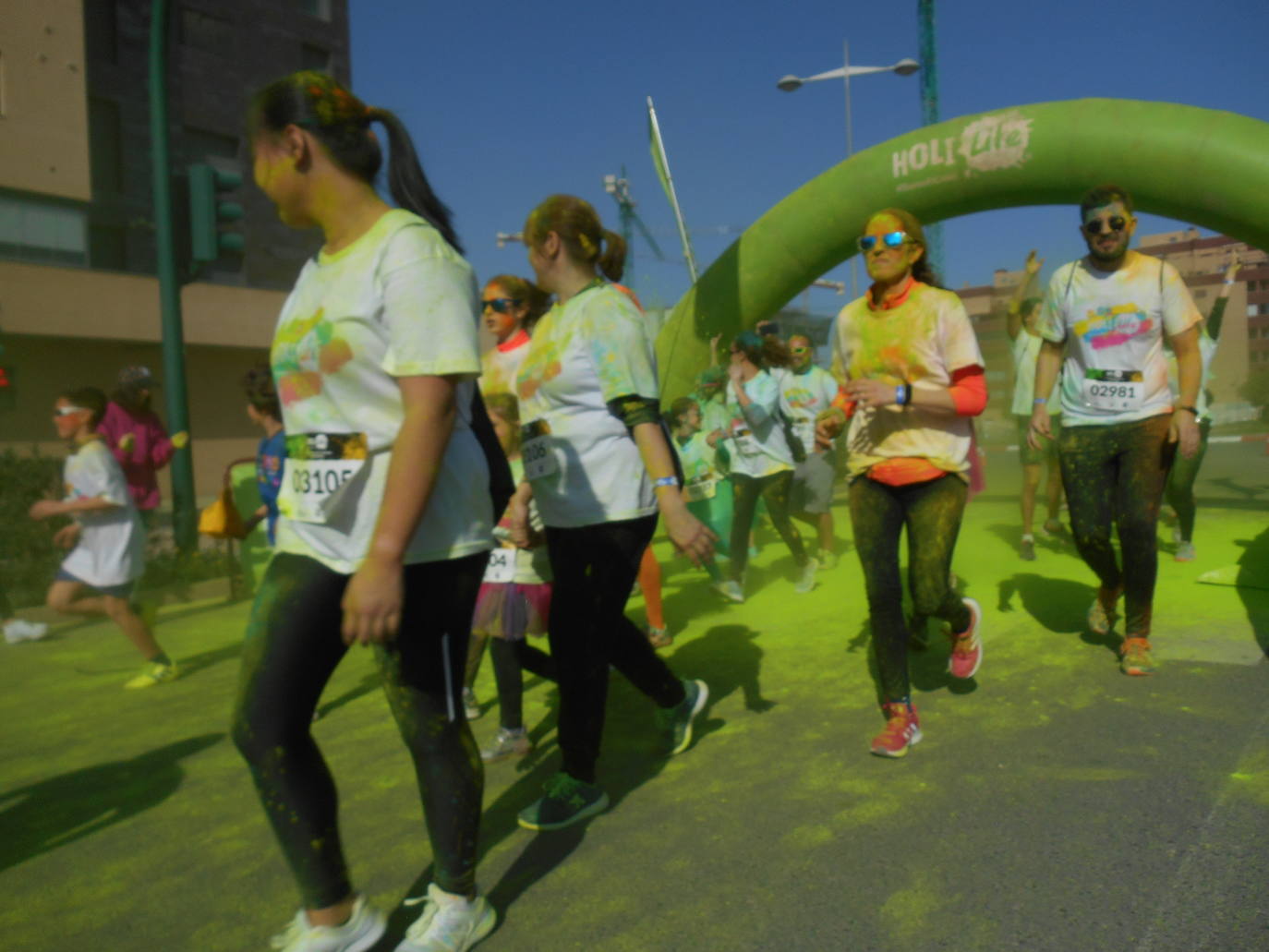 La Holi Life, una de las carreras más desenfadadas del calendario de carreras populares, ha teñido de color el Recinto Ferial de Almería, donde centenares de almerienses han disfrutado de una jornada lúdica y deportiva. 