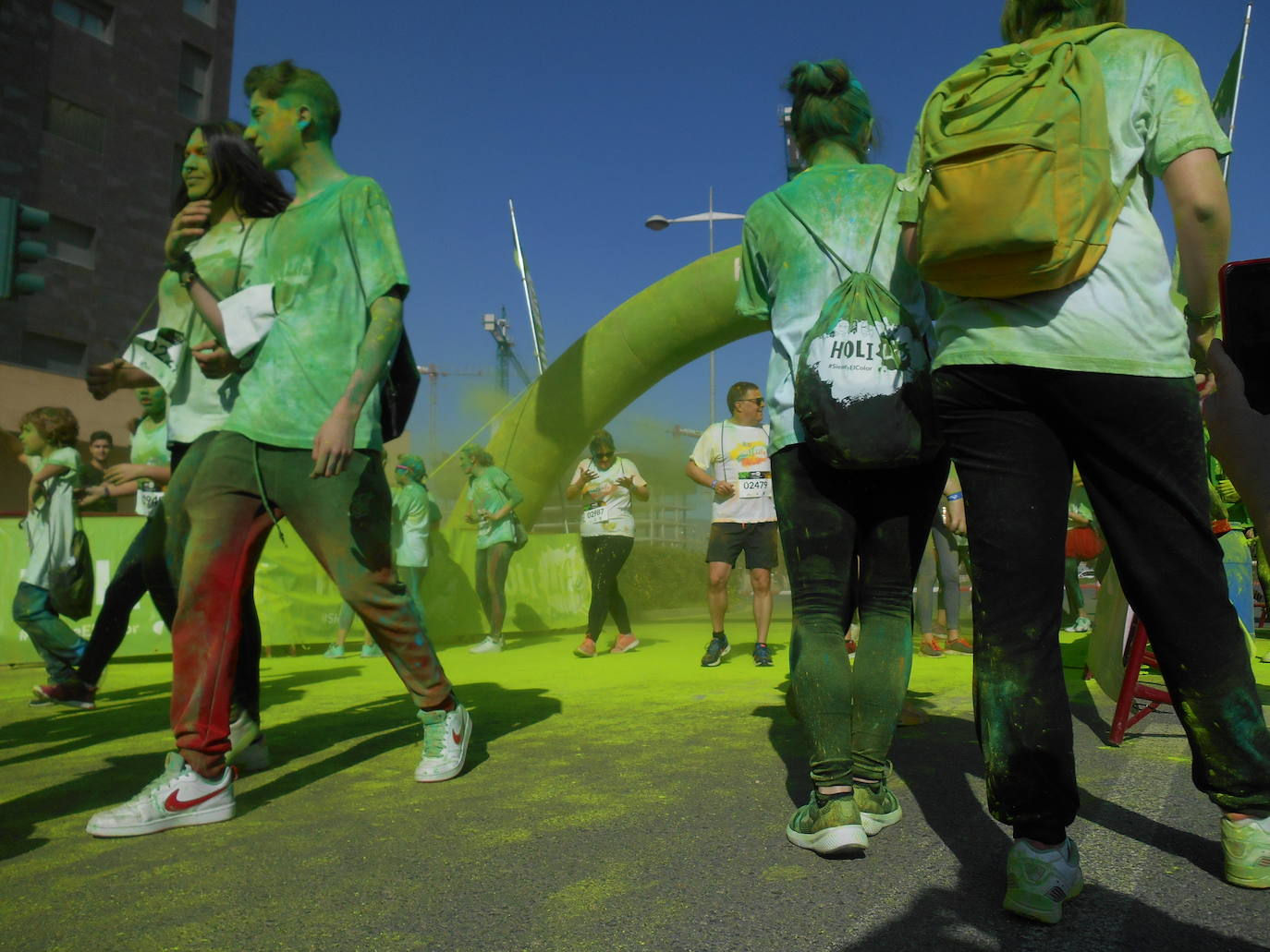 La Holi Life, una de las carreras más desenfadadas del calendario de carreras populares, ha teñido de color el Recinto Ferial de Almería, donde centenares de almerienses han disfrutado de una jornada lúdica y deportiva. 