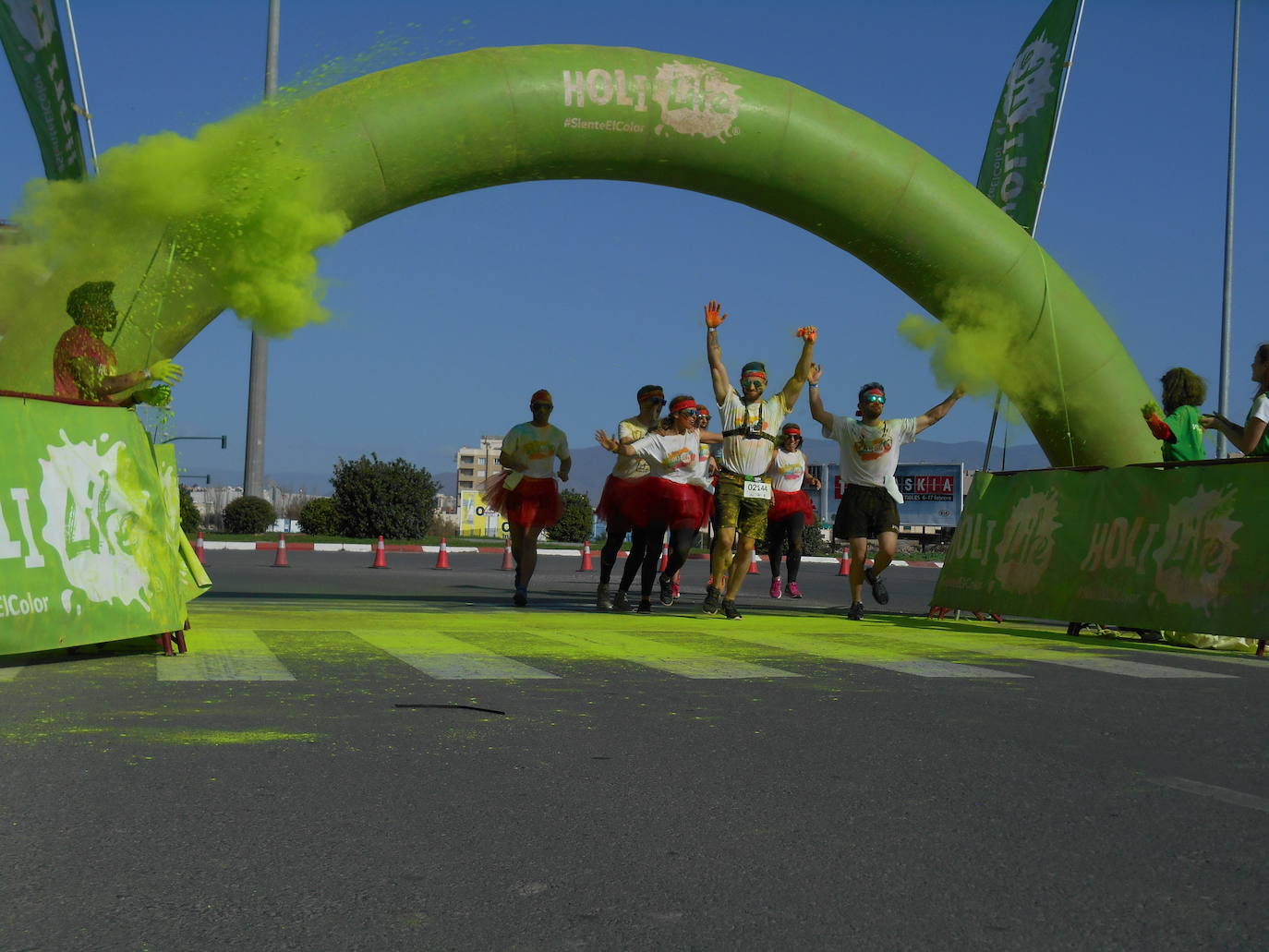 La Holi Life, una de las carreras más desenfadadas del calendario de carreras populares, ha teñido de color el Recinto Ferial de Almería, donde centenares de almerienses han disfrutado de una jornada lúdica y deportiva. 