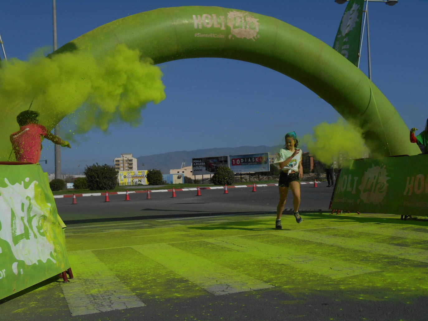 La Holi Life, una de las carreras más desenfadadas del calendario de carreras populares, ha teñido de color el Recinto Ferial de Almería, donde centenares de almerienses han disfrutado de una jornada lúdica y deportiva. 