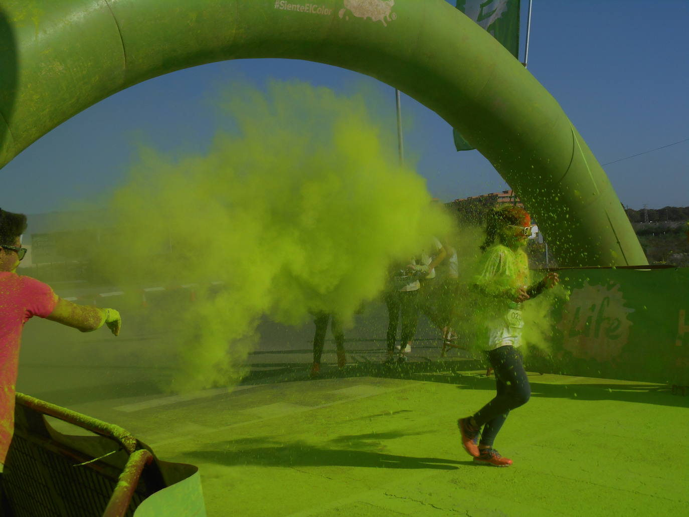 La Holi Life, una de las carreras más desenfadadas del calendario de carreras populares, ha teñido de color el Recinto Ferial de Almería, donde centenares de almerienses han disfrutado de una jornada lúdica y deportiva. 