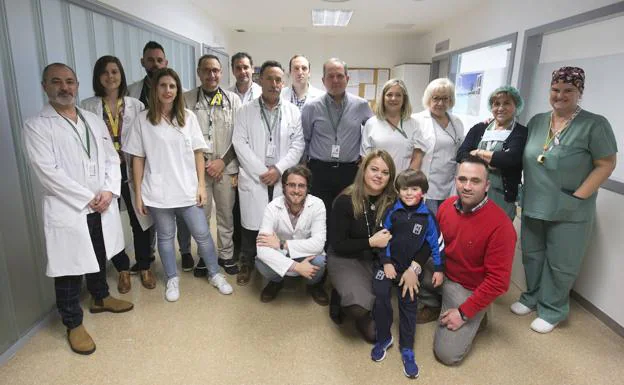 Enrique Moratalla (agachado) y Pedro con sus padres, rodeados por la Unidad de Implantes Cocleares.