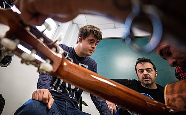 El Perchas enseñando acordes a Álvaro.. 