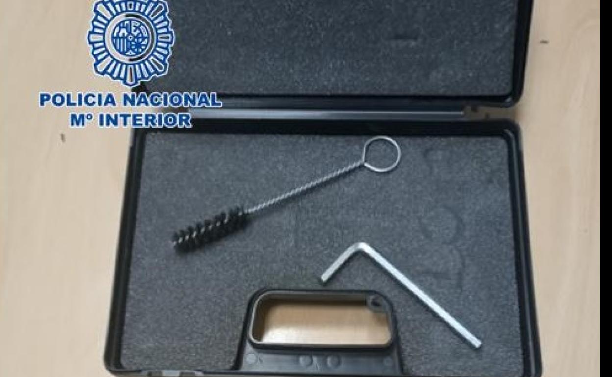 Entra en casa de su vecino en Granada y le amenaza con una pistola simulada y un bate de béisbol