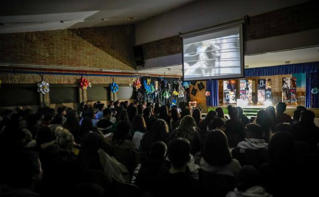 Los alumno siguen con atención la proyección. 