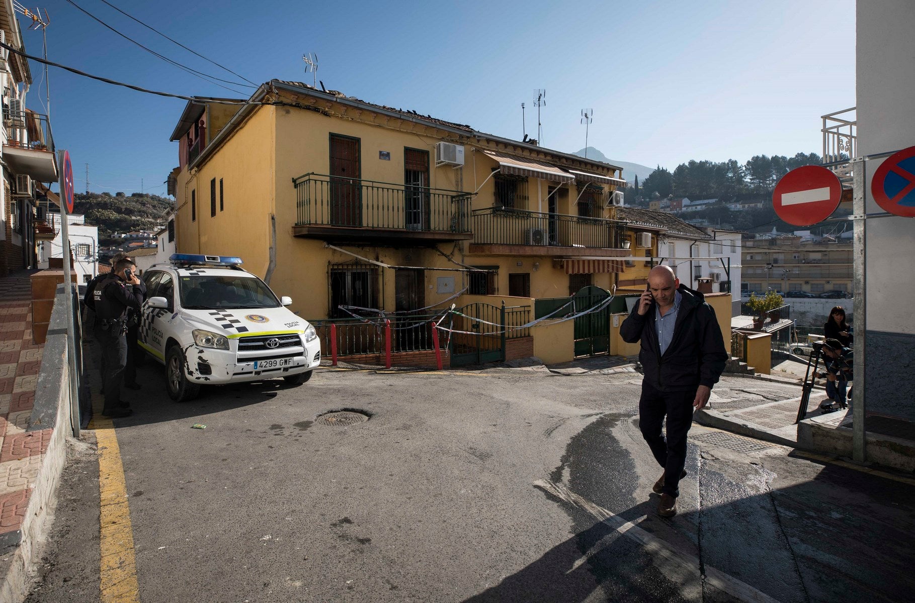 Ninguna de las dos se encontraba habitada en ese momento ya que la familia más cercana al detenido, según las fuentes consultadas por IDEAL, se ha marchado del municipio para evitar represalias por la muerte de V. A. el pasado sábado por la tarde