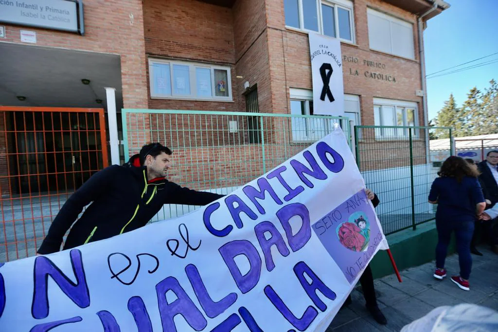 La localidad entera y los alumnos del colegio donde ejercía la recuerdan dos días después de su asesinato