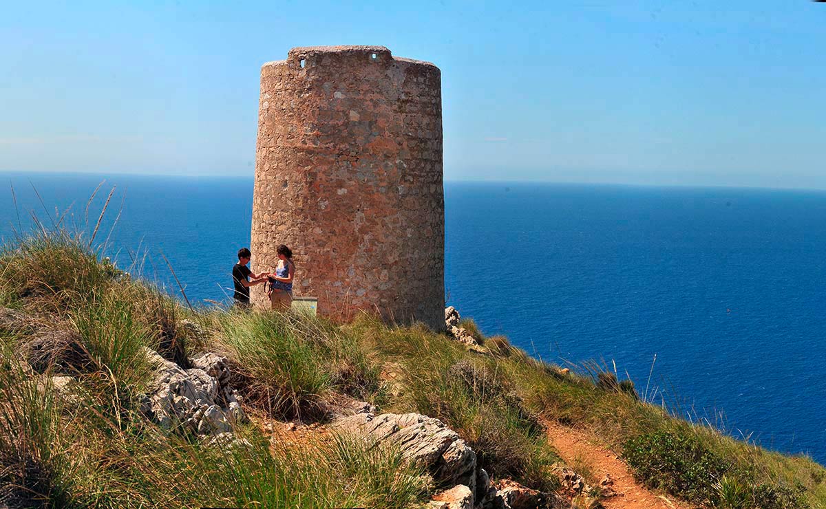 Las parejas acuden a la torre vigía sobre Cerro Gordo para afianzar su amor ante la inmensidad de Alborán 