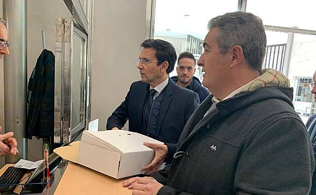 El socialista Francisco Cuenca y el representante de Amigos del Parque de las Ciencias, José García, entregan las firmas en la sede de la Junta.