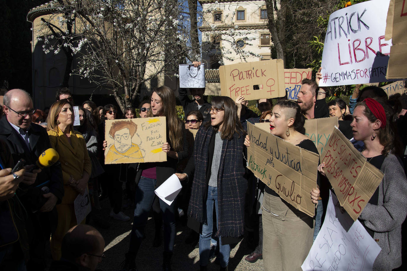Unas 150 personas de la comunidad universitaria han acudido a la concentración 