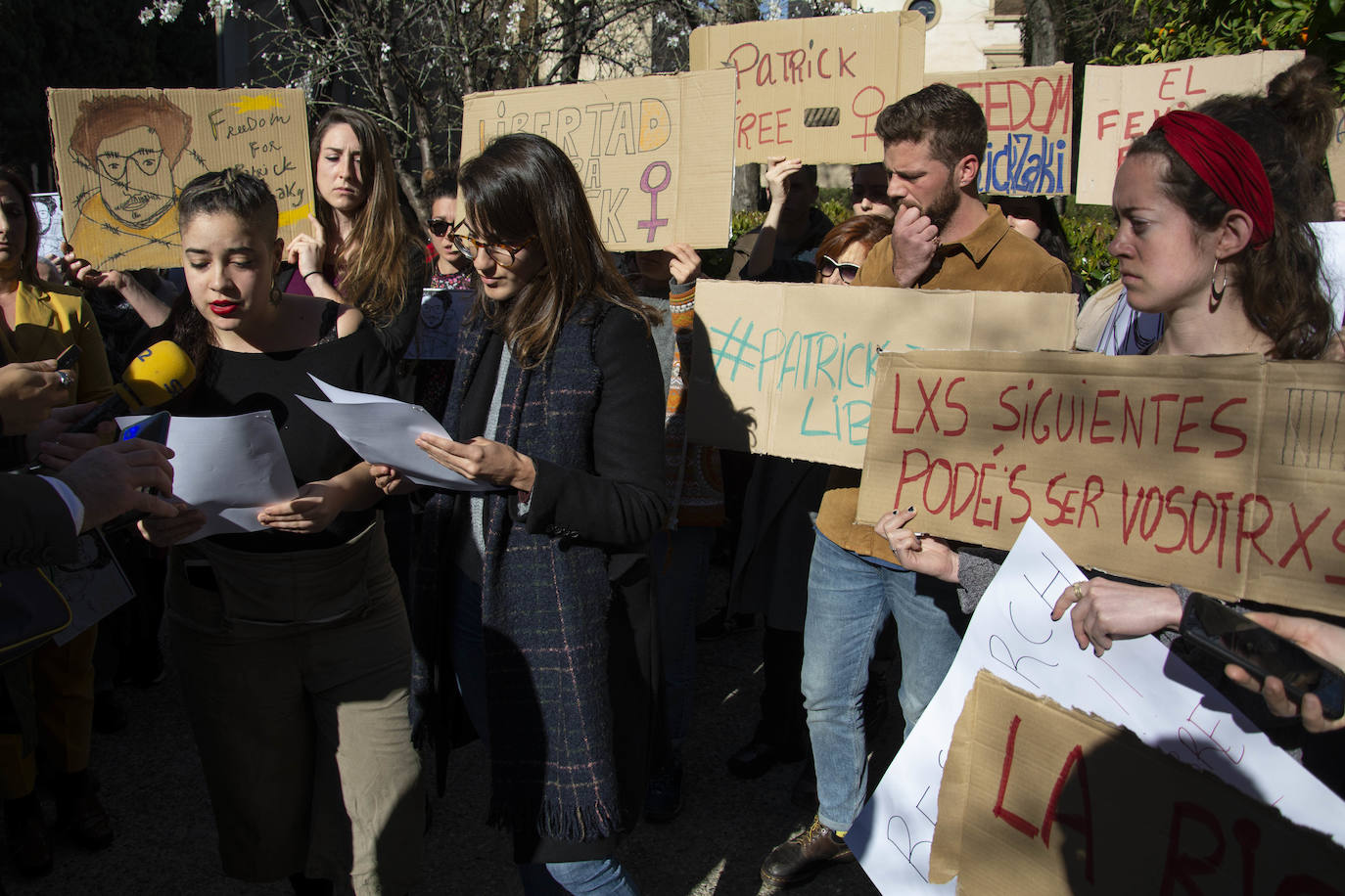 Unas 150 personas de la comunidad universitaria han acudido a la concentración 