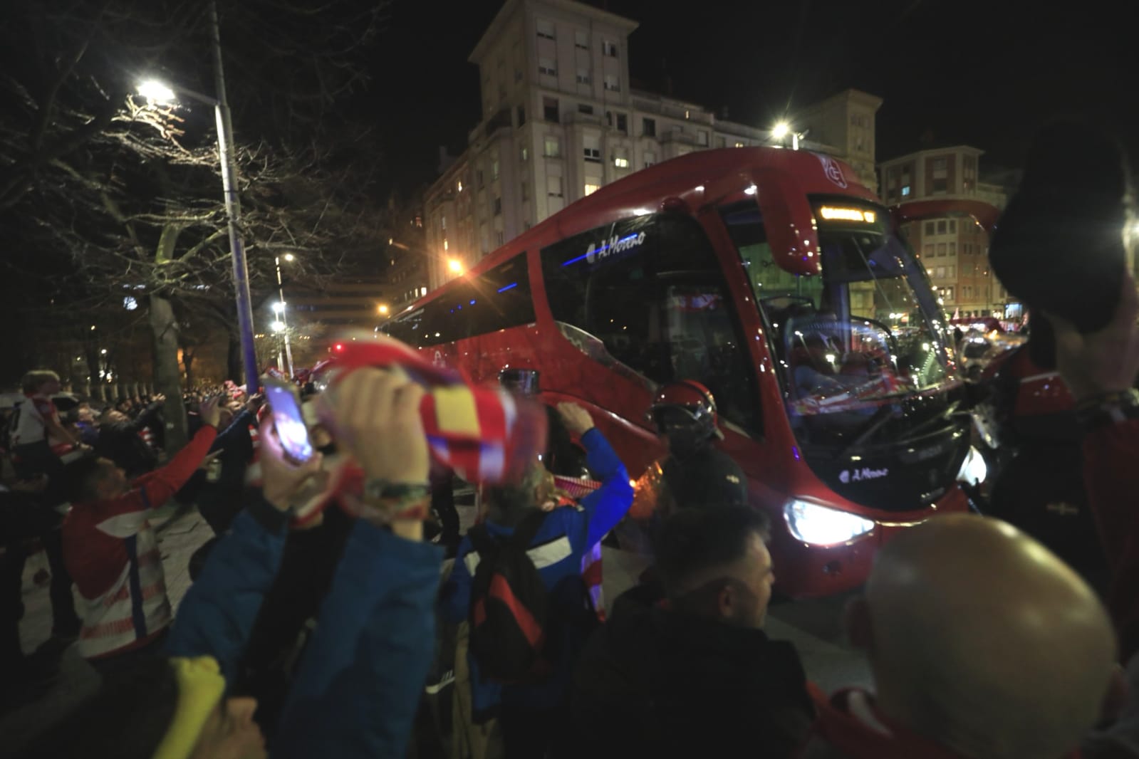 Aquí puedes ver las imágenes de los seguidores rojiblancos en el coliseo bilbaíno en la ida de las semifinales de Copa