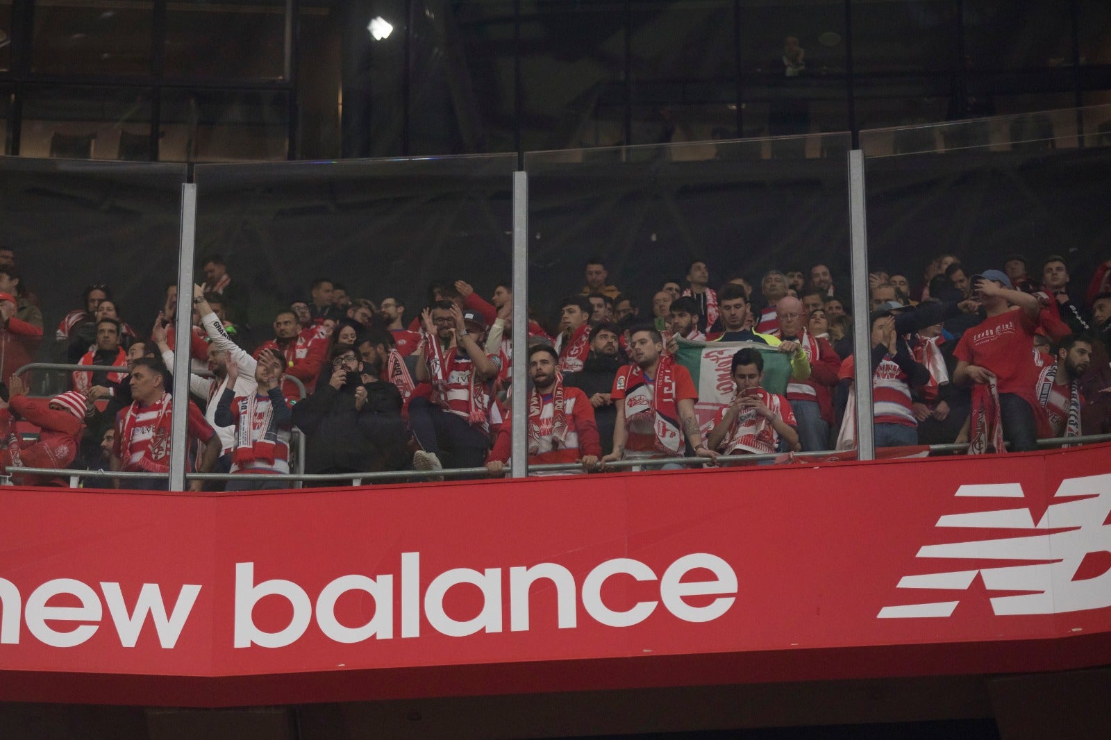 Aquí puedes ver las imágenes de los seguidores rojiblancos en el coliseo bilbaíno en la ida de las semifinales de Copa