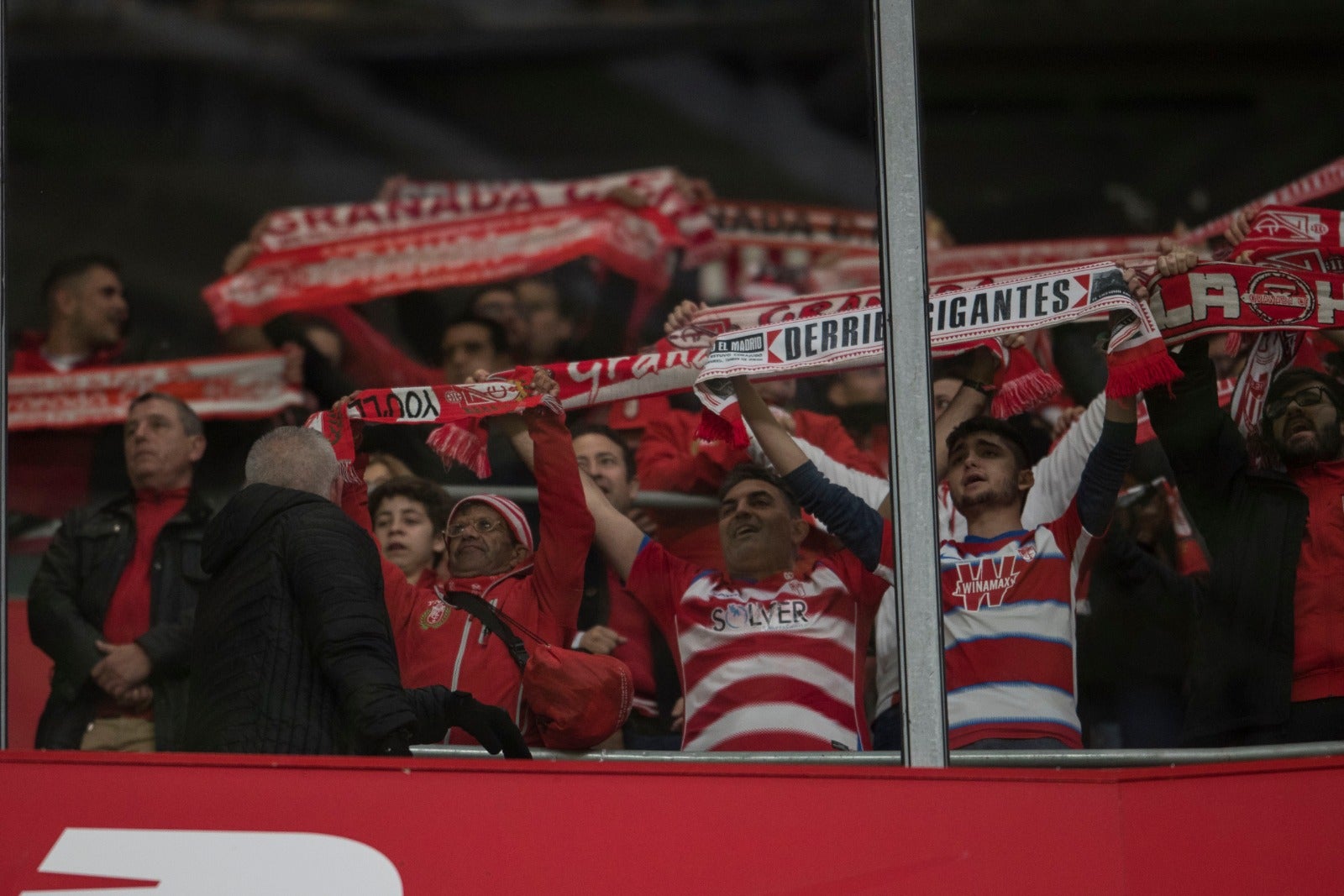 Aquí puedes ver las imágenes de los seguidores rojiblancos en el coliseo bilbaíno en la ida de las semifinales de Copa