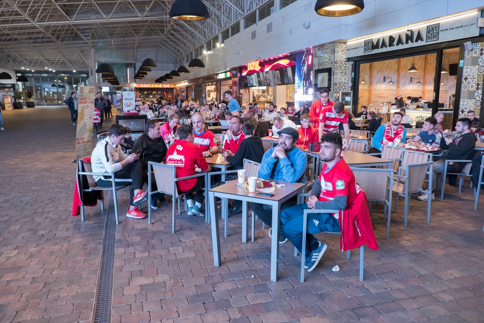 Fotos: La afición vibra con el partido de Copa en el Serrallo Plaza