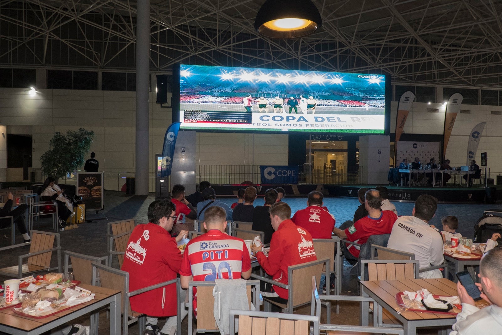 Fotos: La afición vibra con el partido de Copa en el Serrallo Plaza