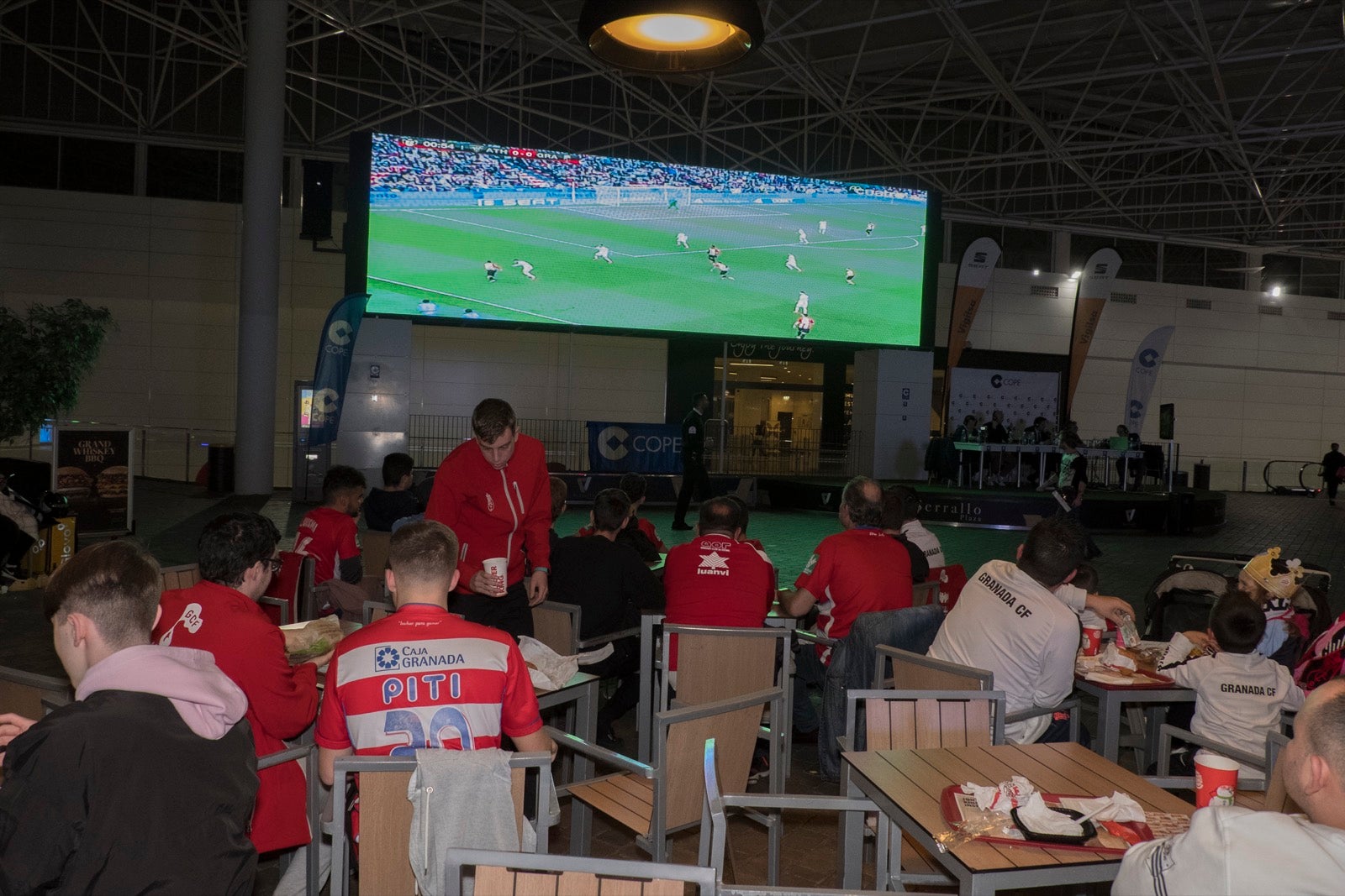 Fotos: La afición vibra con el partido de Copa en el Serrallo Plaza