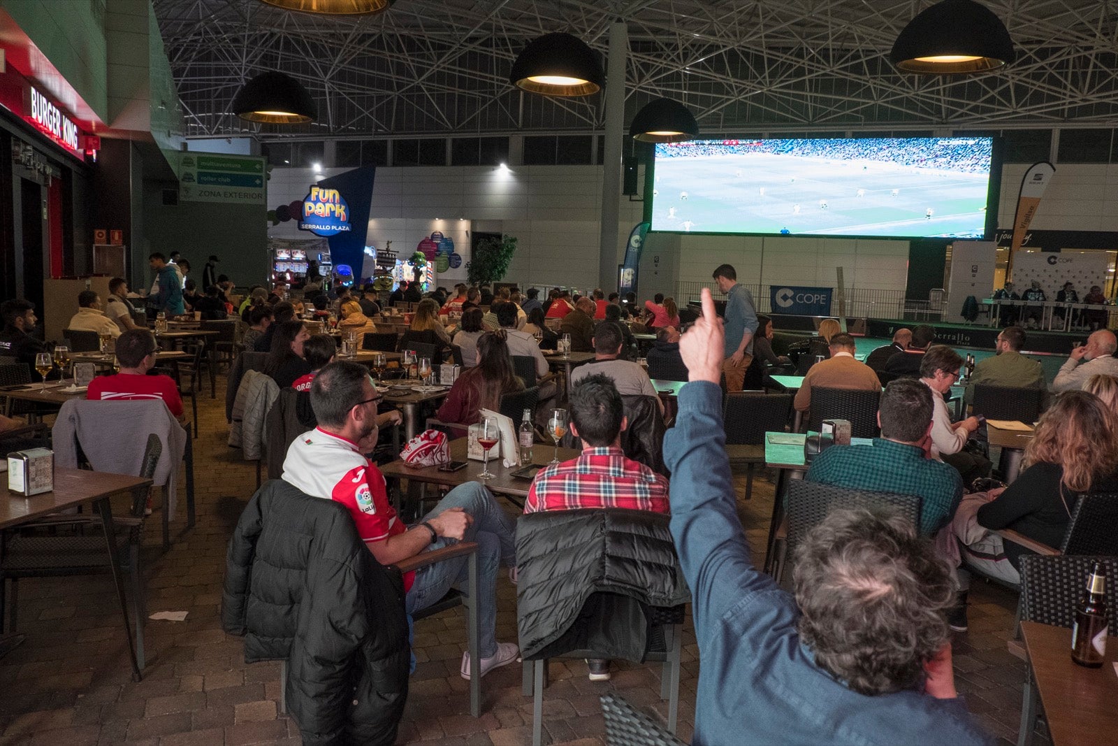 Fotos: La afición vibra con el partido de Copa en el Serrallo Plaza