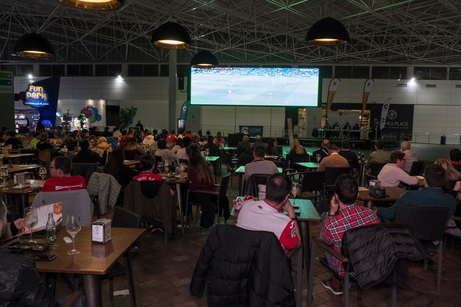 Fotos: La afición vibra con el partido de Copa en el Serrallo Plaza