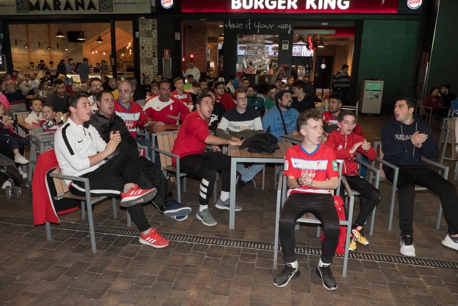 Fotos: La afición vibra con el partido de Copa en el Serrallo Plaza