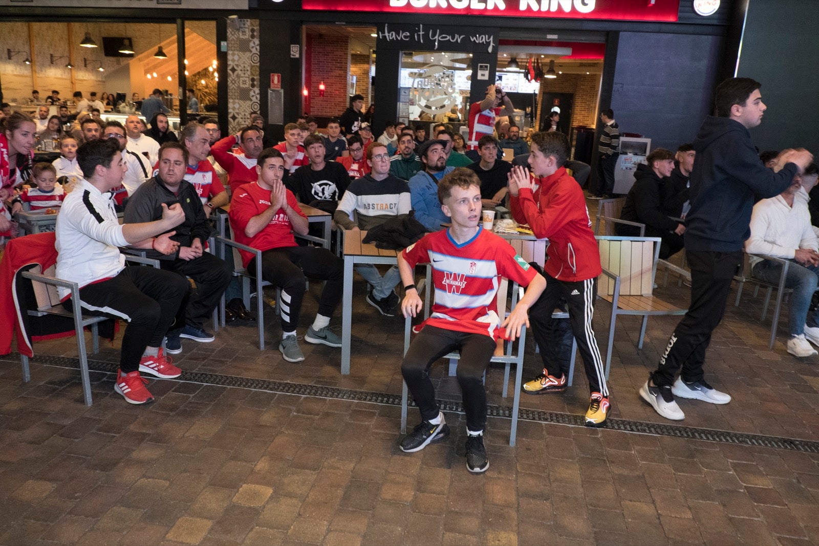 Fotos: La afición vibra con el partido de Copa en el Serrallo Plaza