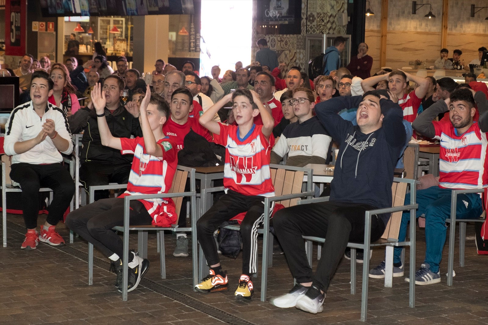 Fotos: La afición vibra con el partido de Copa en el Serrallo Plaza